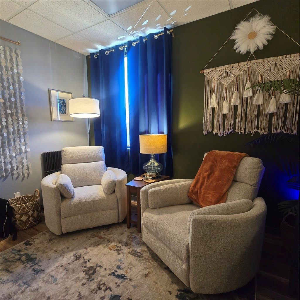 Therapy room with 2 seats